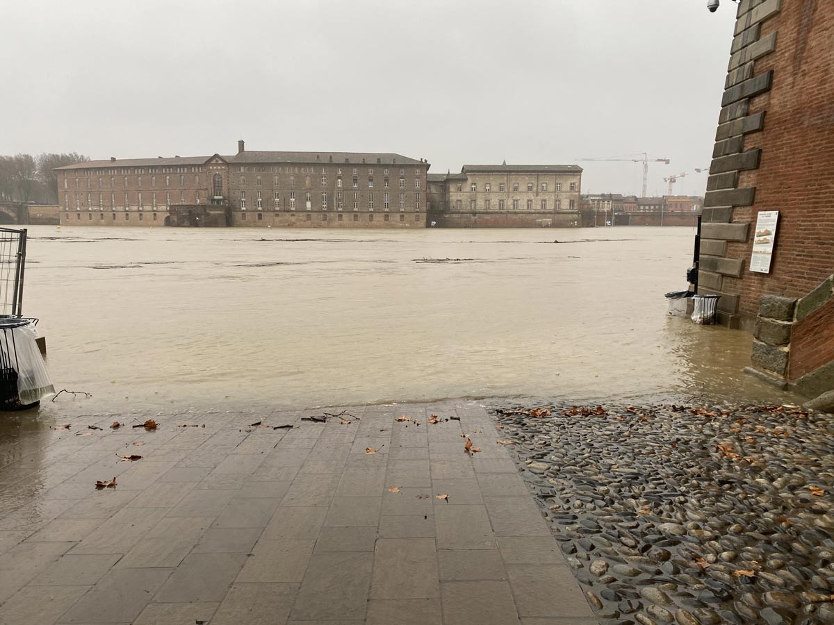 Le Quai de la Daurade est submergé par la crue de la Garonne. © Jade Pied