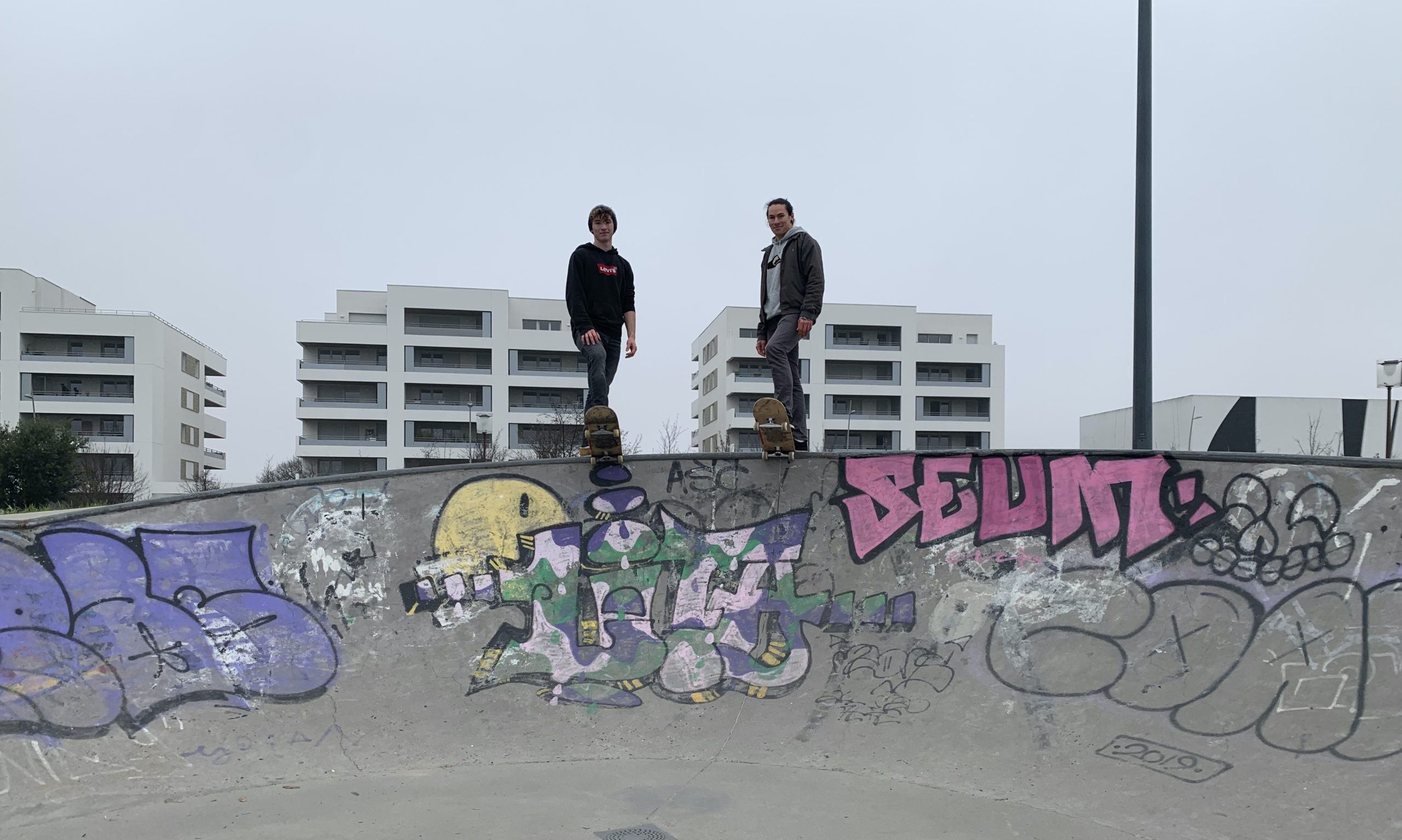 Pierre-Louis Aubry (à gauche) et Romain Hourdel (à droite) donnent des cours de skate à Blagnac