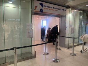 La queue devant le centre de dépistage dans l'aéroport de Toulouse-Blagnac
