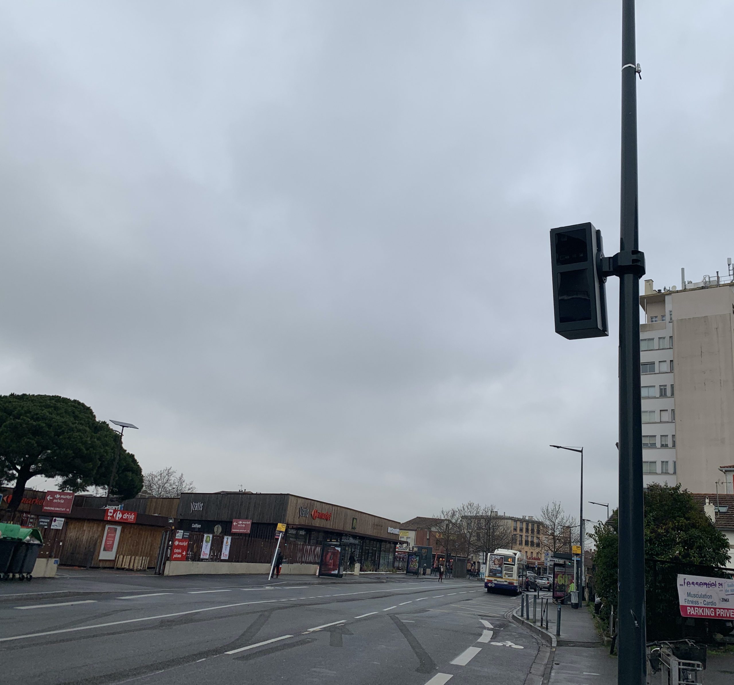 Accroché à un lampadaire, le radar "nouvelle génération" se situe juste avant le rond-point de Barrière-de-Paris