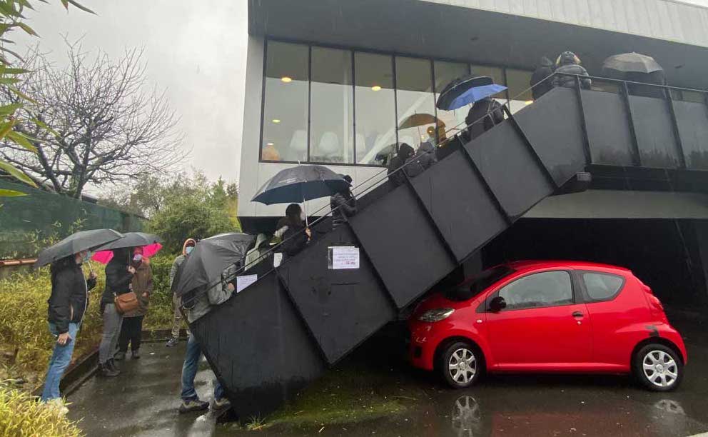 Près de cinquante personne faisant la queue pour se faire tester devant Airbio à Blagnac.