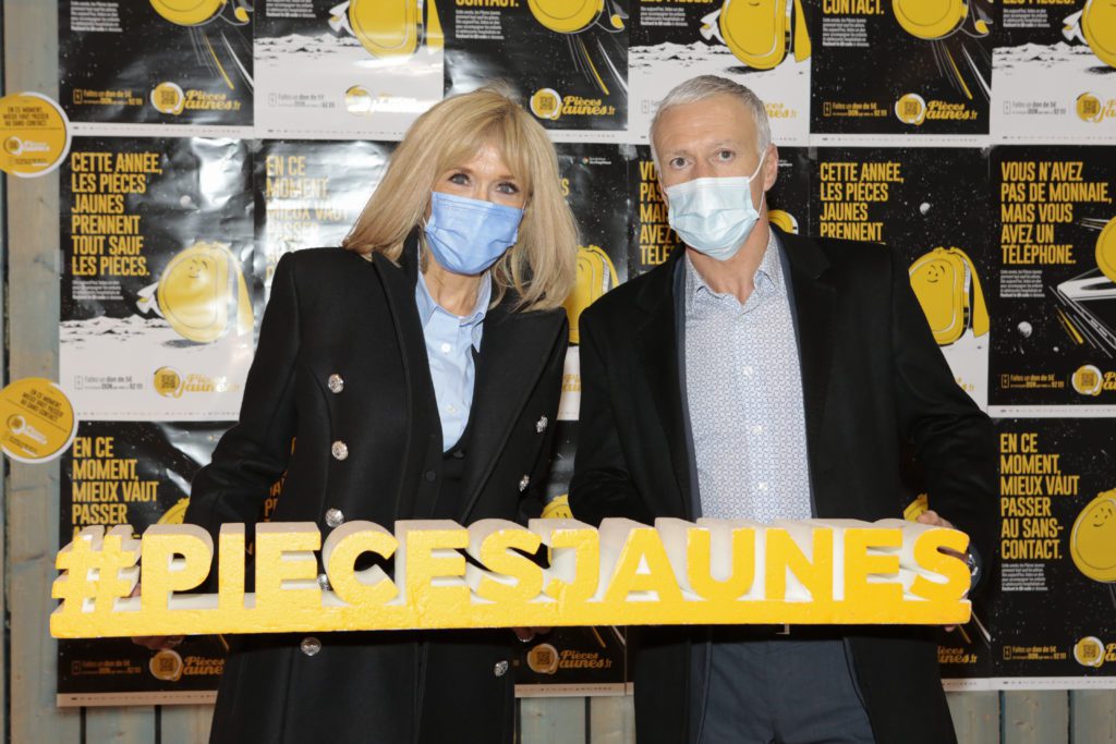Brigitte Macron et Didier Deschamps lors du lancement de l'opération Pièces jaunes.