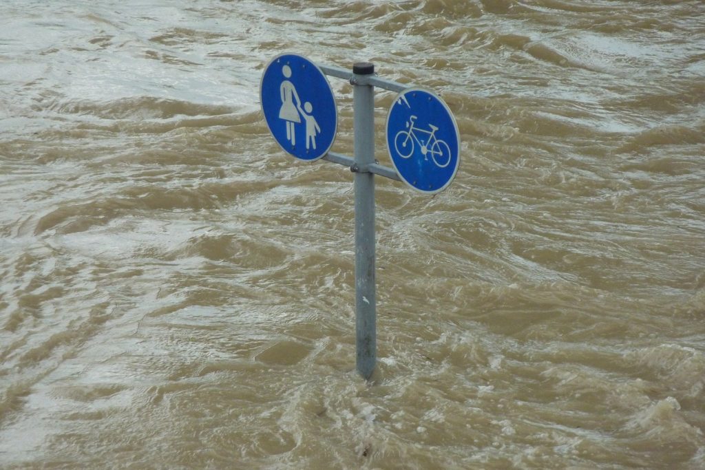 Panneau dans l'eau
