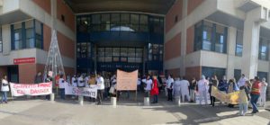 Une centaine de manifestant.e.s devant l'Hôpital des enfants, à Toulouse.