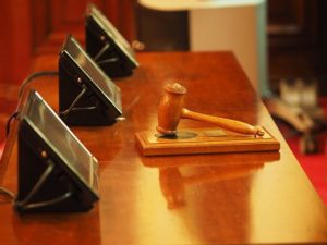 L'audience est suspendue pour délibérer sur la question du rejet des dernières preuves.