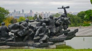 Les tensions ne cessent de croître entre la Russie et l'Ukraine. Le Kremlin réclame un retour de ses frontières de 1997 ainsi qu'un retrait des forces de l’Alliance atlantique en Europe de l'Est. De quoi attiser les tensions déjà palpables dans le pays. Alors que l'OTAN craint une invasion et vient de positionner 8500 soldats en état d'alerte, la géopolitique ukrainienne s'en trouve une nouvelle fois secouée. À l'intérieur du pays, les citoyens vivent sous pression. Parmi eux, se trouvent des jeunes prêts à tout sacrifier pour défendre leur pays. Entretien.