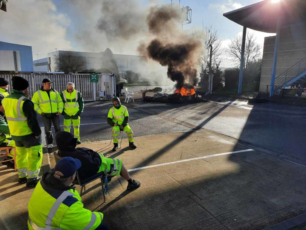 Les éboueurs devant l'incessante fumée