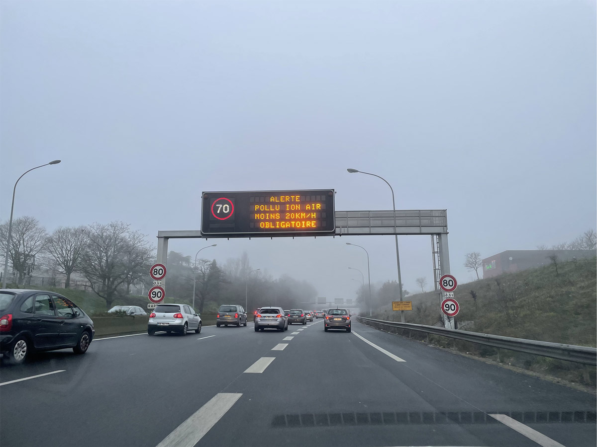 Un panneau d'affichage sur le périphérique intérieur, informant de l'abaissement de la limitation de vitesse.
