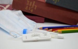 Initialement prévue pour se terminer le 31 janvier prochain, la vente d’autotests chez les grandes surfaces se conclura finalement le 15 février, précise un arrêté publié aujourd’hui au Journal officiel.