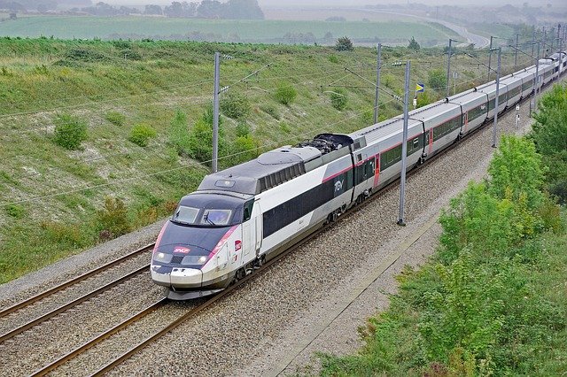 TGV sur la voie ferrée