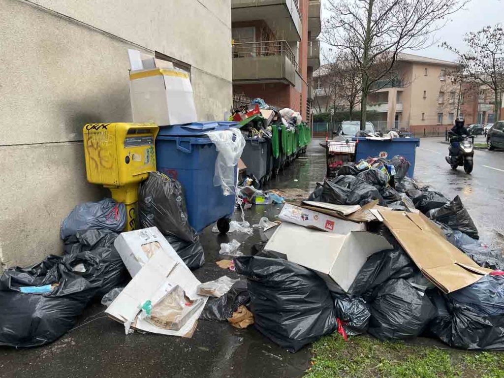 Poubelles et déchets dans la rue
