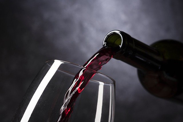 Vin rouge versé dans un verre à pied ©Vinotecarium/Pixabay