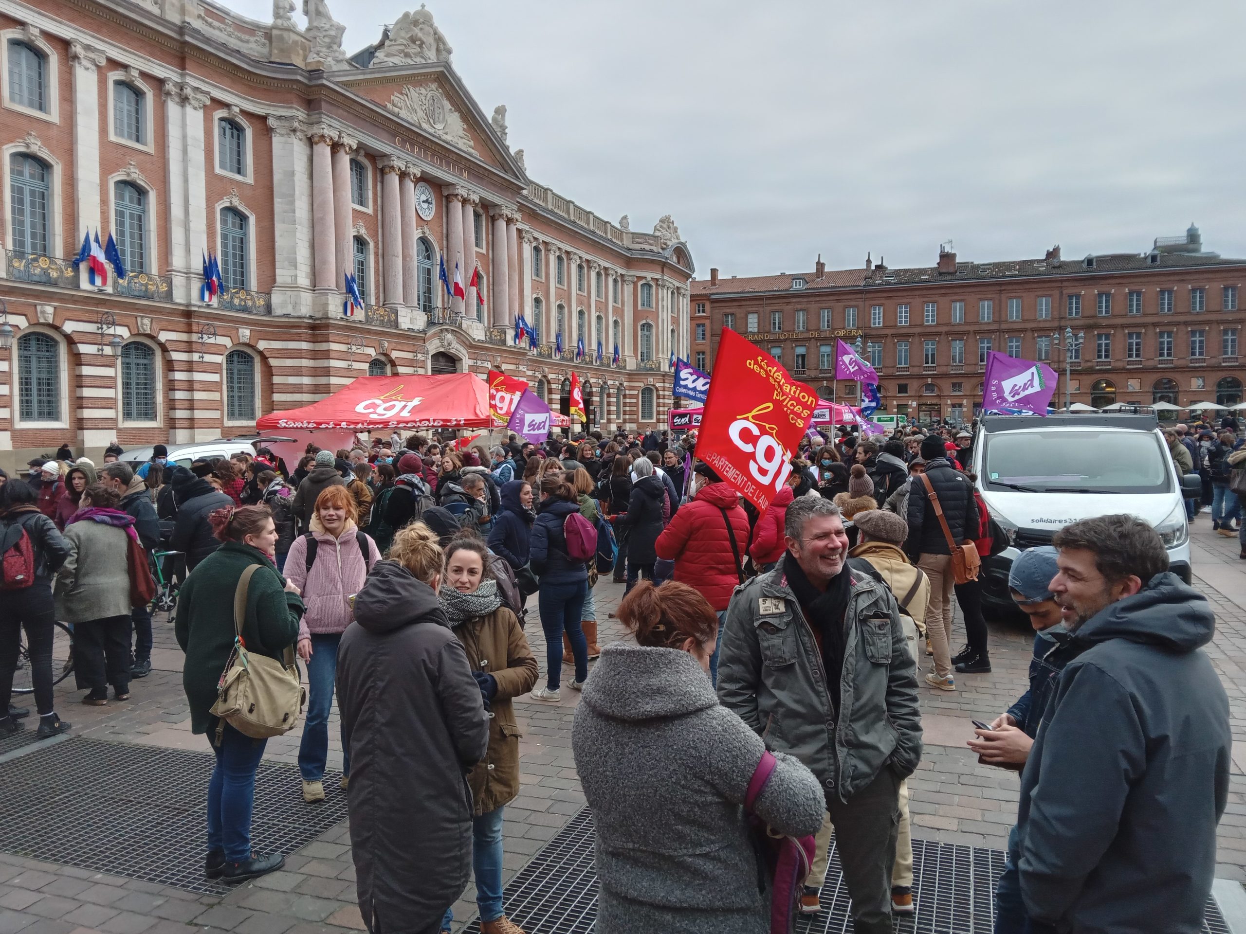 Les personnels du monde médico-social se sont réunis place du Capitole ce mardi 1er février. ©GuilhametV