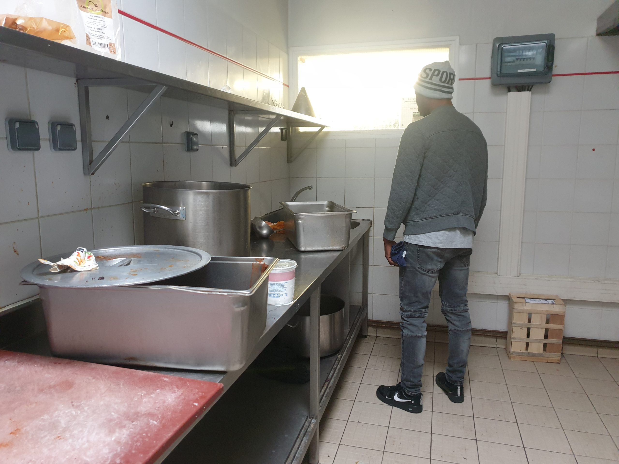 Un mineur isolé dans les cuisines de l'établissement.