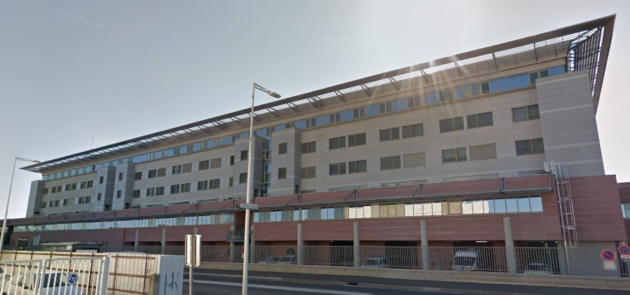 Face à la saturation du service des urgences de l'hôpital de Perpignan, des tentes sont érigées pour "trier" les patients