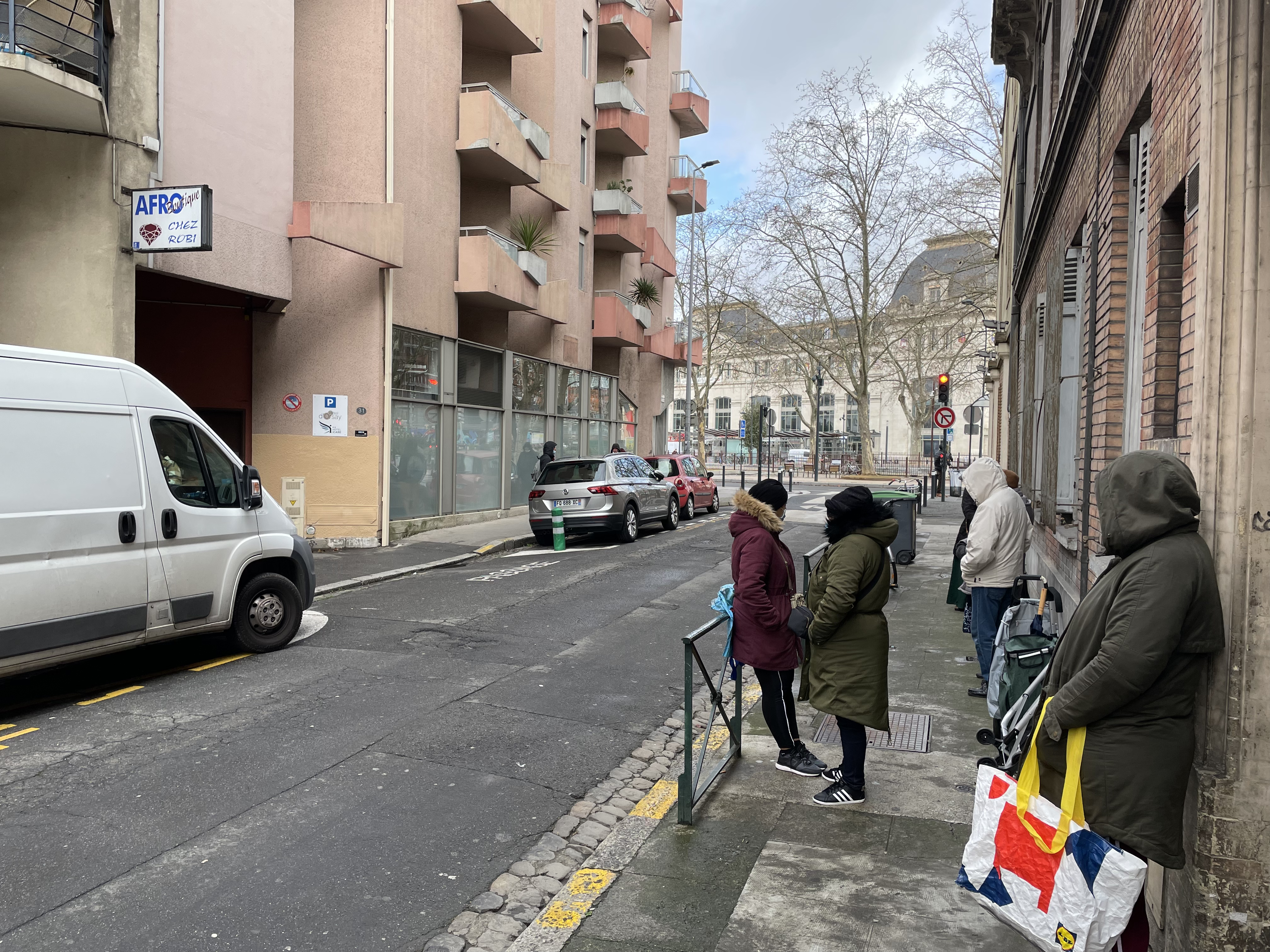 Sur le trottoirs, les demandeurs font la queue