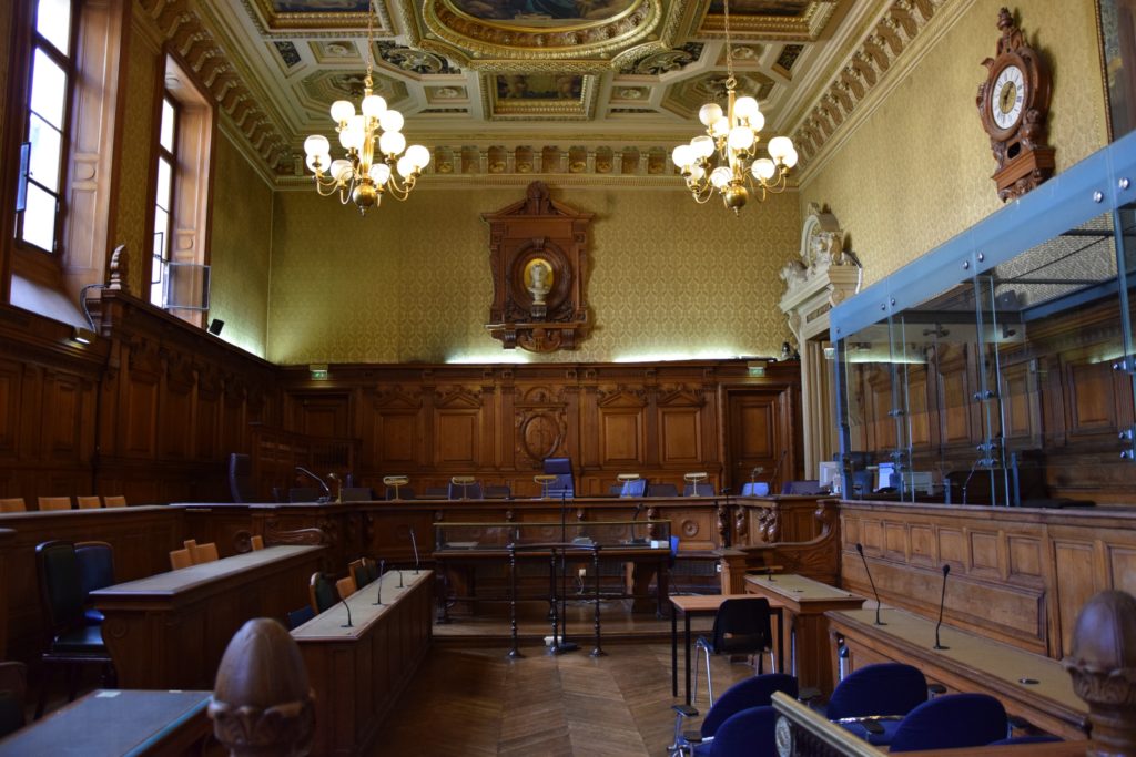 Son premier interrogatoire sur les faits, 5 mois après le début du procès, s’est tenu ce mercredi 9 février. Il se tient sur deux jours et concerne uniquement la période antérieure à septembre 2015.