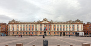Le Capitole, dans lequel se déroulent les conseils municipaux. © Wikimedia Commons