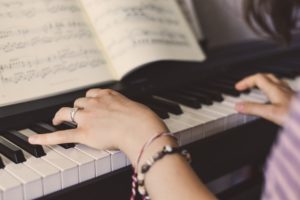 Mains sur piano