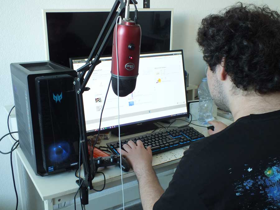 Léo dans sa chambre.