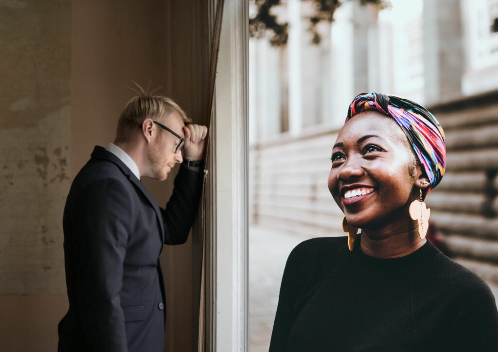 Homme déprimé et femme joyeuse. Image libre de droit.