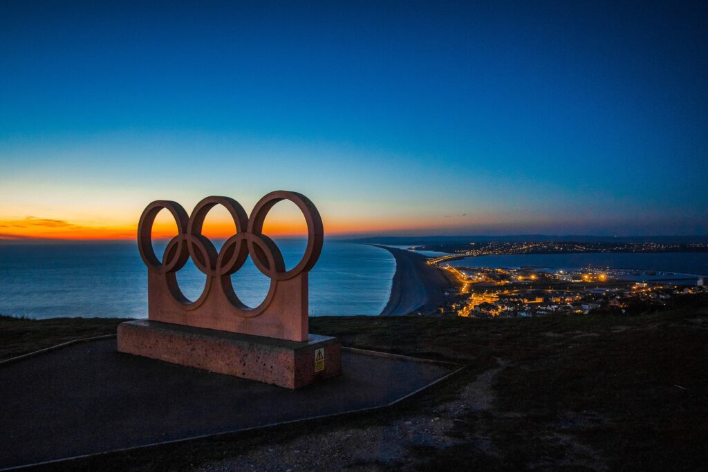 Le logo des Jeux Olympiques sur un couché de soleil