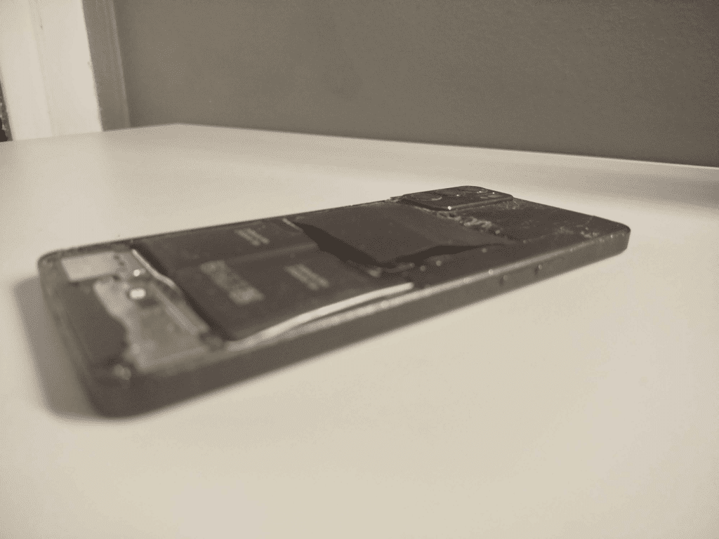 un téléphone cassé