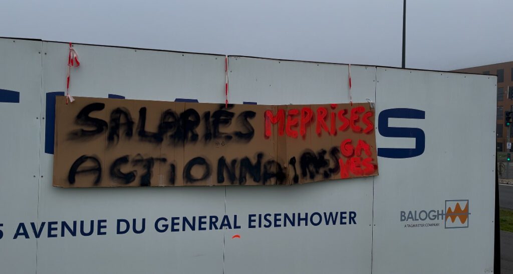 A Toulouse ce matin, des rassemblements se sont tenus devant les bâtiments de l'entreprise Thalès. Photo: Tara Yates