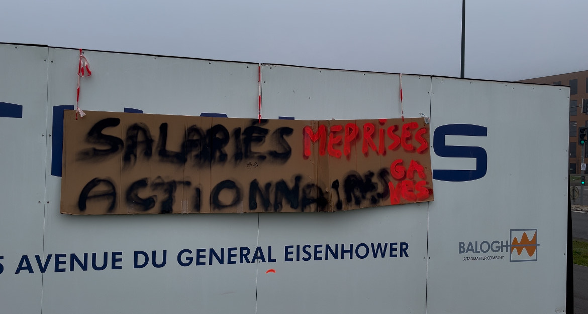 A Toulouse ce matin, des rassemblements se sont tenus devant les bâtiments de l'entreprise Thalès. Photo: Tara Yates