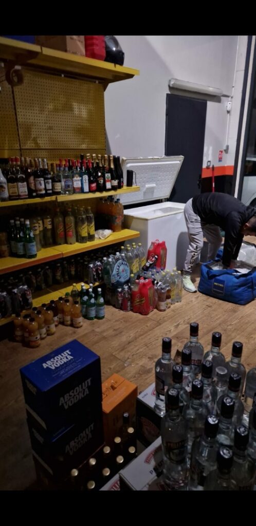 Préparation de la soirée. Le livreur remplit son sac de glaçons. Photo: anonyme