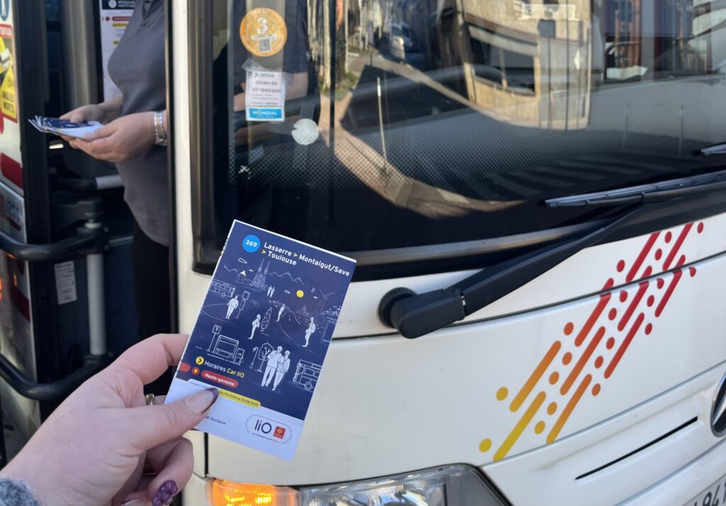 Le bus qui va de Toulouse à Lasserre ne passe que deux à trois fois par jour. Photo: Tara Yates