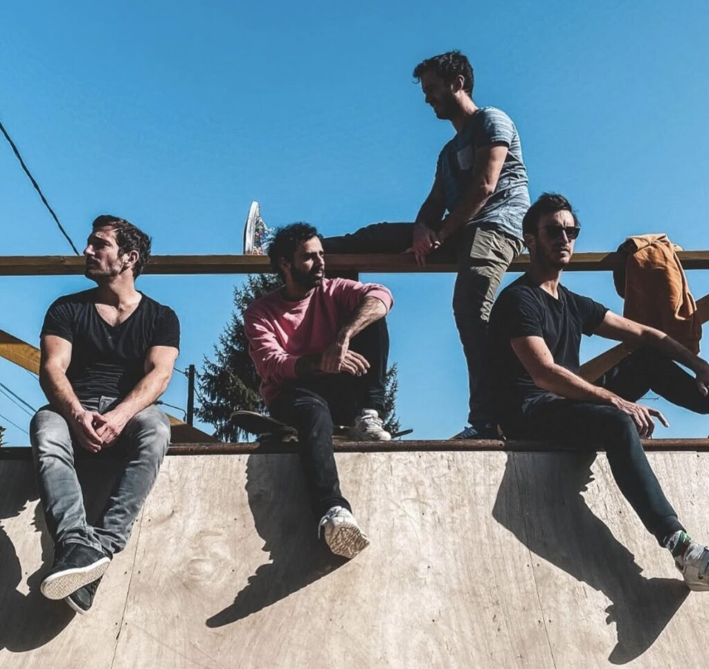 Eyal avec les membres de boulevard des airs (crédit : Eyal)