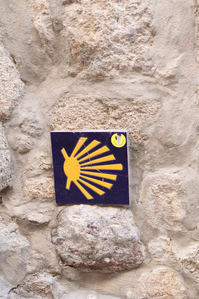 Ces mosaïques sont disposés partout sur les chemins de Compostelle à travers la France et l'Europe