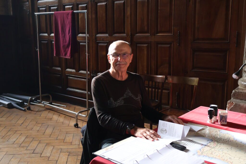 Michel pret à accueillir les pèlerins à l'accueil à la basilique Saint-Sernin