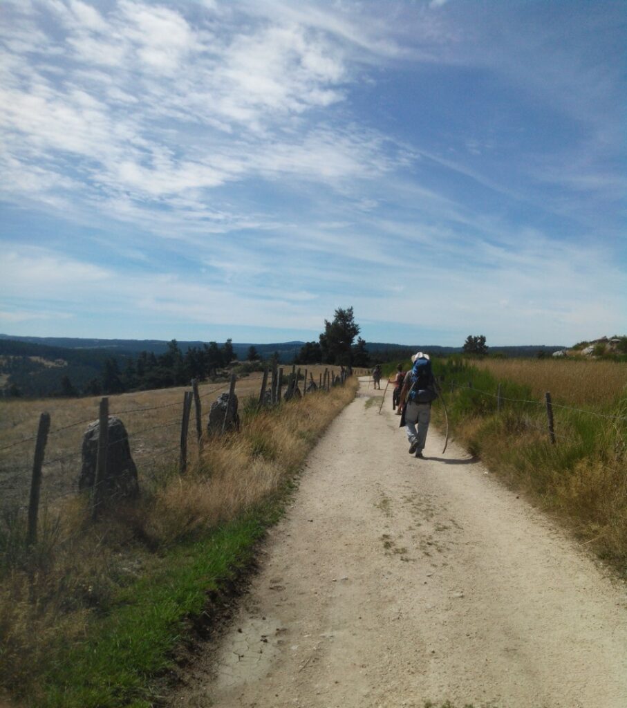 Des pèlerins sur les chemins du Puy en Velay.
© l'association ACSJO