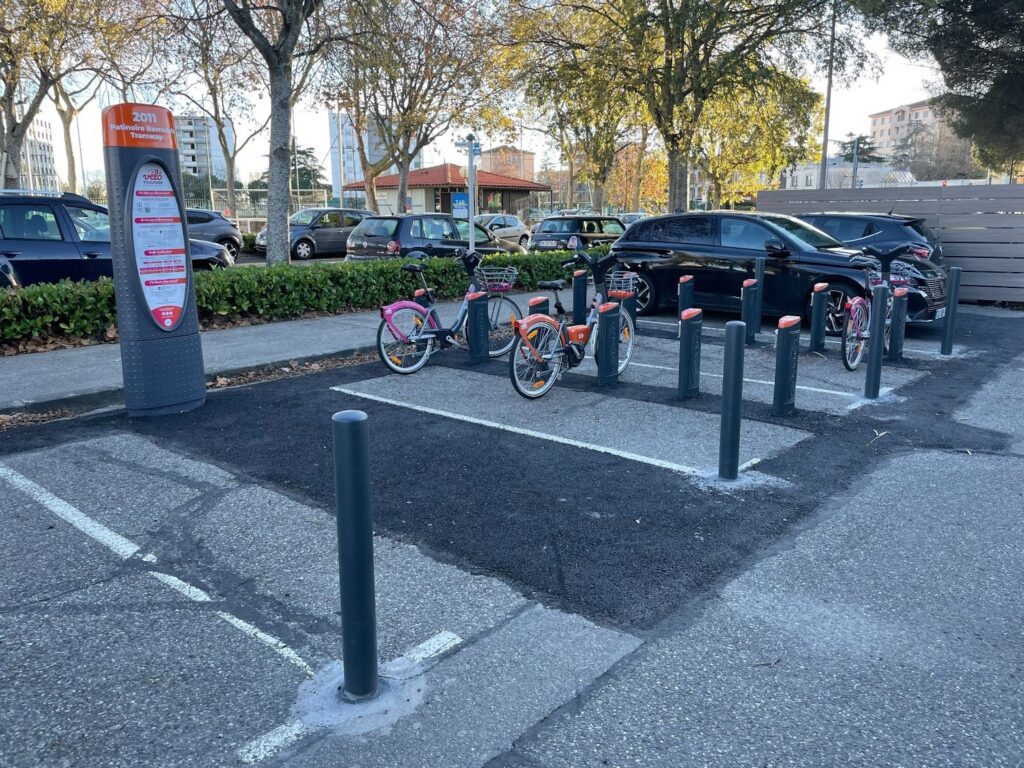 Station “patinoire andromède” vide en pleine journée