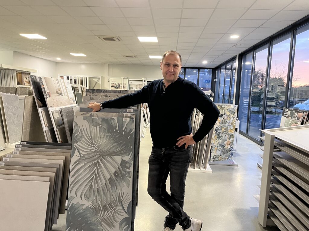 Image de Frédéric Dias dans son magasin de carrelage.